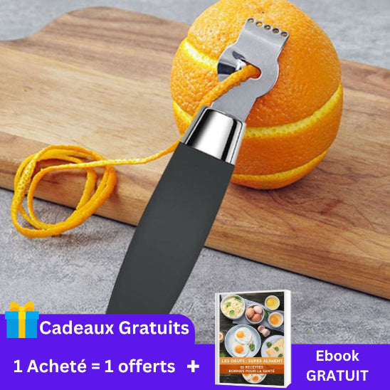zesteur-personne-qui-a-zester-un-orange-sur-planche-a-decouper