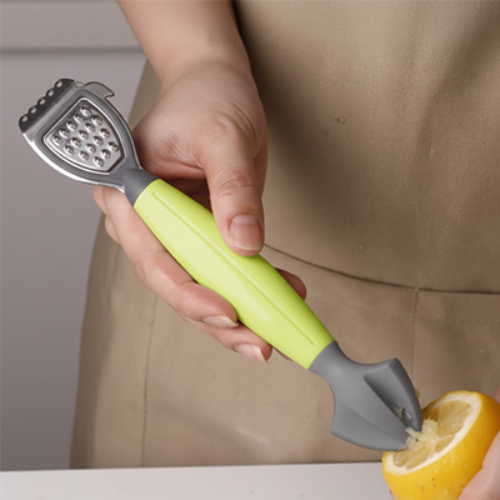 zesteur-personne-qui-presse-un-orange