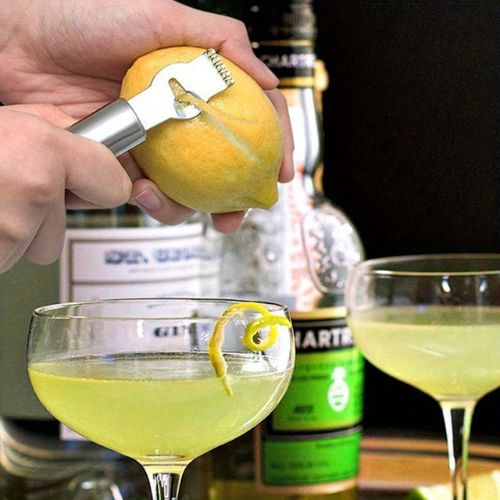 zesteur-personne-qui-zeste-un-citron-pour-un-cocktail