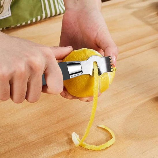 zesteur-personne-qui-zeste-un-citron-sur-une-planche-a-decouper