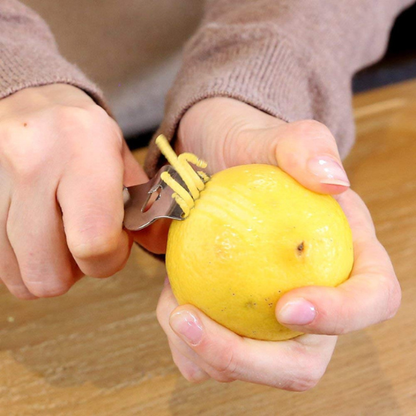 zesteur-personne-qui-zeste-un-citron