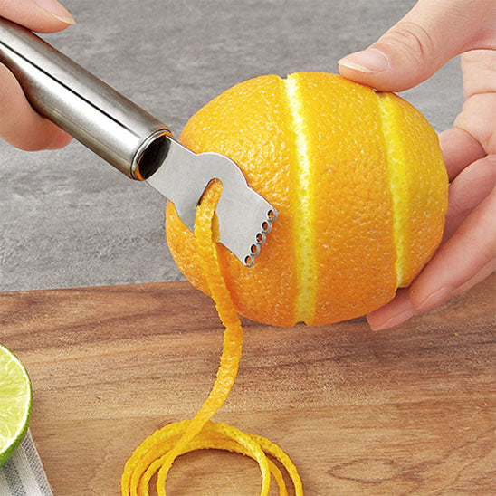 zesteur-personne-qui-zeste-un-orange-avec-le-gros-zeste