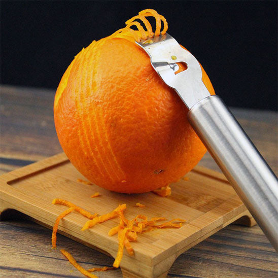 zesteur-personne-qui-zeste-un-orange