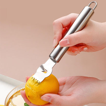 zesteur-personne-qui-zeste-une-petite-orange